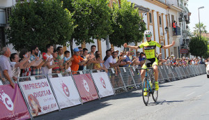 Alberto Herrera, en el momento de entrar en la meta como ganador.