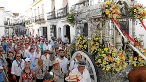 Moguer, a su paso por las Hermanas de la Cruz. 