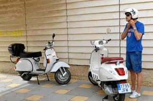 La plaza de las Artes de la localidad puntaumbrieña acogió este sábado a más de setenta Vespas.