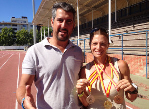 Elena Cobos, junto al concejal de Deportes, Natanael López.