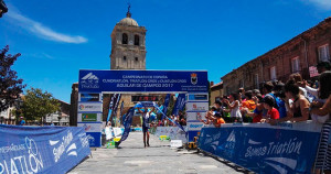 Momento en el que Emilio Martín entra en la meta como ganador. / Foto: @TRIATLONSP.