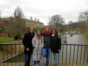 Adrián y Tamara, junto a Álvaro y Noelia, onubenses que también viven en Norwich, durante una visita a Cambridge.