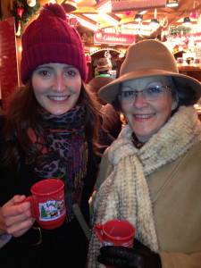 Tomando un buen vino caliente con mi madre en los mercados de Navidad de Heidelberg.