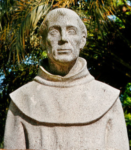 Escultura de Fray Juan Pérez, obra de Antonio León Ortega.