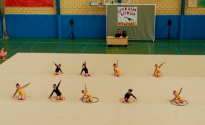 Un momento de la exhibición de las alumnas de la Escuela de Gimnasia Rítmica de Cartaya.