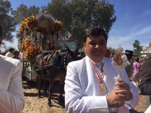 El alcalde de Huelva, Gabriel Cruz, acompañando a la carreta del Simpecado de Emigrantes. / Foto: MPD.