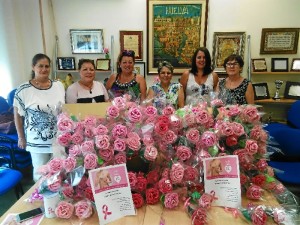 Momento de la entrega de rosas la Asociación Onubense de Cáncer de Mama 'Santa Águeda'.