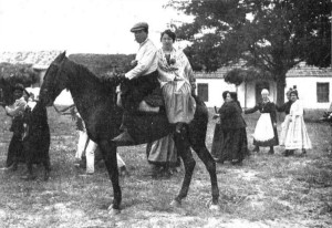 Jinete con acompañante a la grupa, en 1919.