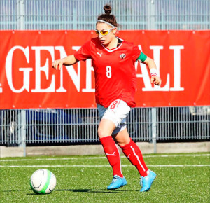 Khatarina Aufhauser, fuerza y buen juego para el centro del campo del Sporting.