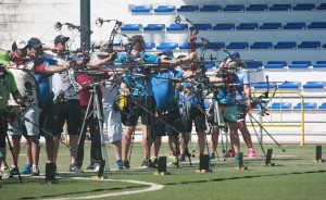 Línea de tiro durante las eliminatorias de arco compuesto.