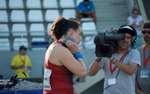 Un momento del lanzamiento de una de las competidoras en peso. / Foto: Pablo Sayago.