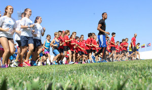 Los jóvenes de las escuelas de atletismo entrenan con Orlando Ortega.