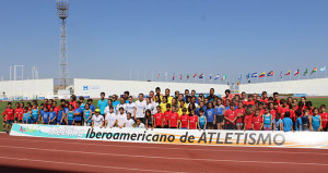 Un centenar de jóvenes de las escuelas de atletismo de Huelva departieron con el subcampeón olímpico, Orlando Ortega.