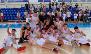 El equipo palermo celebra su triunfo en el Provincial de Minibasket. / Foto: www.andaluzabaloncesto.org/huelva.