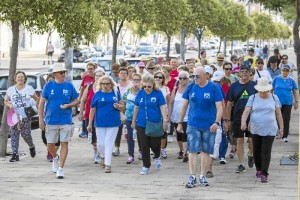 Más de un centenar de mayores han participado en el  'Paseo saludable por la ría'.