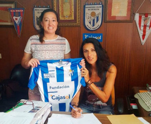 Elena Pavel, junto a la presidenta Manuela Romero, en el momento de la firma de la renovación.