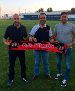 El nuevo cuerpo técnico del Pinzón, con el presidente del equipo, José Antonio Bogado.