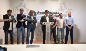 Un momento de la rueda de prensa del alcalde de Huelva, Gabriel Cruz, en la que dio a conocer el acuerdo con el grupo de Juanma López. / Foto: G. B.