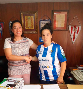 Sandra Bernal junto a la presidenta Manuela Romero.