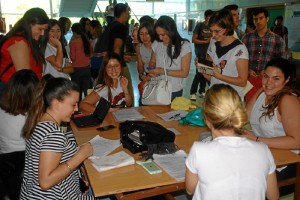 Estudiantes, momentos antes de prepararse a las pruebas. Foto de archivo.