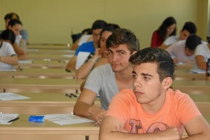 En Huelva se examinan un total de 1935 estudiantes onubenses.