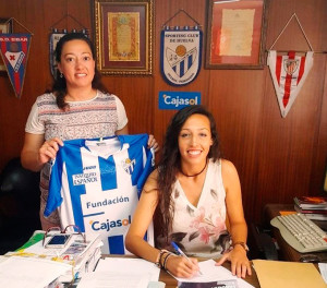 Sandrá Castelló, en el momento de la firma de su renovación, junto a la presidenta Manuela Romero.