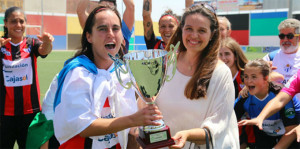 La capitana Jenny Benítez en su último cometido como jugadora: recibir la tercera Copa de Andalucía. / Foto: www.rfaf.es.