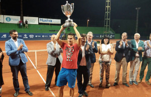 El húngaro Balasz lavanta la Copa del Rey de Tenis. / Foto: D. P.