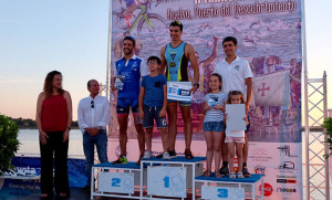 Podio masculino de la prueba celebrada en el Paseo de la Ría.