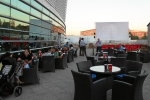 Imagen de la terraza habilitada para el cine de verano de Aqualon Cines 4K.