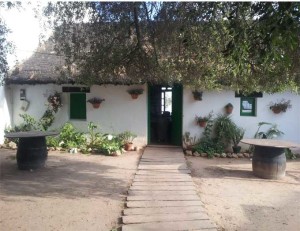 Choza de adobe situada en la Plaza del Acebuchal en El Rocío, con uso de restaurante. Se conserva tal y como fue realizada en sus orígenes. / Foto cedida por Rocío Márquez.