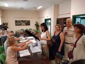 Peña depositando su voto.