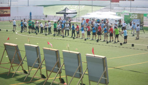 Línea de tiro durante las eliminatorias de arco desnudo y tradicional.