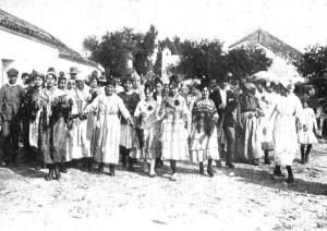 Peregrinas en la aldea, en 1919.