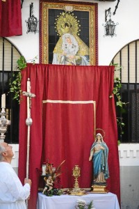 Tres altares bellísimamente engalanados se distribuían a lo largo del recorrido.