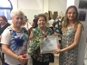 De izquierda a derecha: Marisol Villaverde, presidenta de ACFA Moguer; la homenajeada, Rocío Márquez; y la psicóloga de ACFA Moguer, María José Díaz.