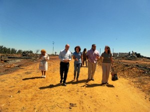 Un momento de la visita al asentamiento de Lepe.