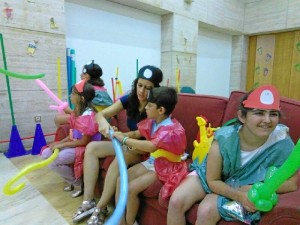 Los jóvenes, disfrutando del campamento. 