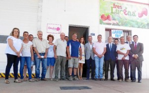 El presidente y varios socios de Freslucena junto a los representantes de Caja Rural del Sur y Cajamar Caja Rural.