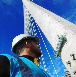 El ingeniero civil trabaja en la construcción de un puente en la Bahía de Forth en Edimburgo.