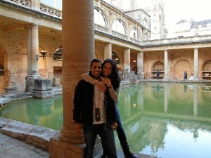 La onubense, con su pareja, en las termas romanas de Bath.