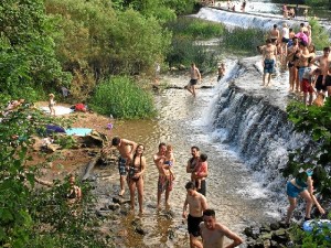 Disfrutando del buen tiempo en una zona natural conocida como Warleigh Weir.