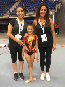 Las entrenadoras Ana Torres e Inma Márquez, junto a Leticia Pérez con su medalla.