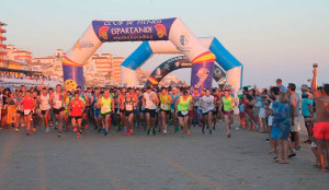 Momento de la salida de la V Carrera Nocturna Playa de Matalascañas.