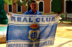 Casquero, con la bandera del Recre en los jardines de la Casa Colón. / Foto: @recreoficial.