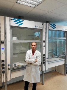 Tras trabajar durante un año en un centro de investigación de Bailén, Manuel entró a trabajar en el CINN de Asturias el año pasado. / En la imagen, Manuel, en el laboratorio de Nanomateriales.