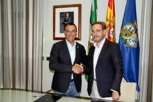 El presidente de la Diputación de Huelva, Ignacio Caraballo, y el consejero de Fomento y Vivienda, Felipe López, en el momento de la firma del acuerdo. 