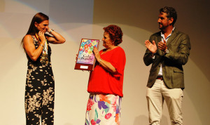 Una emocionada Elena Cobos recibe su galardón de manos de la alcaldesa, Antonia Grao.