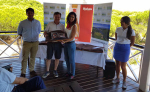 Un momento de la entrega de premios del Torneo Mahou de golf en Nuevo Portil.