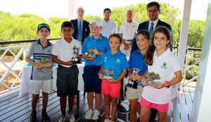 Los jóvenes nuevos campeones de Andalucía, con sus trofeos.